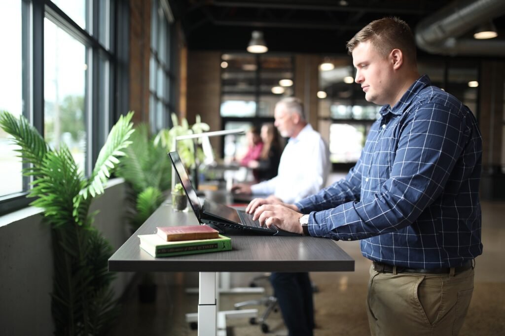 découvrez le concept de digital workplace, un environnement de travail numérique qui favorise la collaboration et la productivité. apprenez comment les outils technologiques transforment les modes de travail modernes et améliorent l'expérience employé.