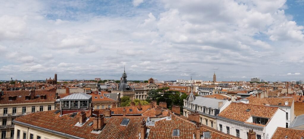 découvrez toulouse, la belle ville rose du sud de la france, célèbre pour son patrimoine historique, sa gastronomie savoureuse et son ambiance vivante. plongez au cœur de la culture occitane et explorez ses sites emblématiques tels que la basilique saint-sernin et la place du capitole.