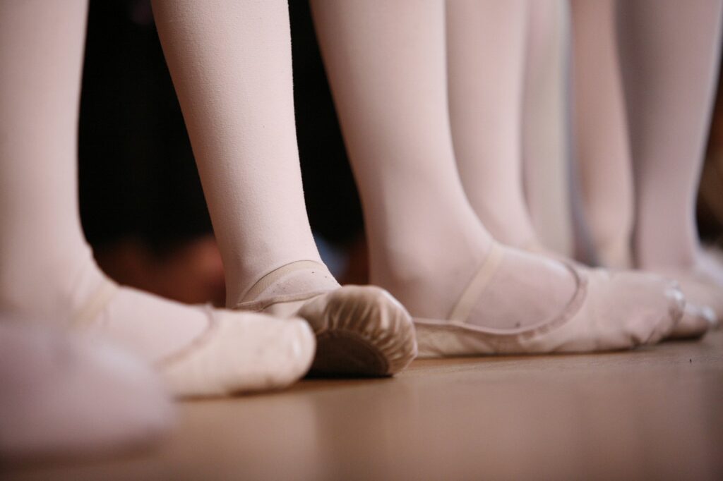 découvrez l'univers du ballet : histoire, techniques, grands danseurs et spectacles incontournables. plongez dans l'élégance et la passion de cette discipline artistique unique.