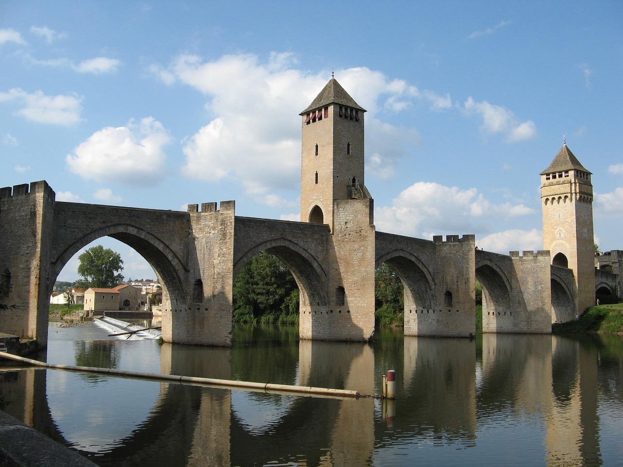 découvrez cahors, une ville historique du sud-ouest de la france, célèbre pour son vin, son pont médiéval et son riche patrimoine culturel.