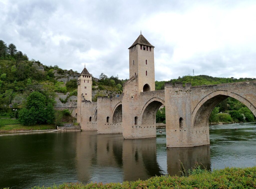 découvrez cahors, une charmante ville du sud-ouest de la france, renommée pour son histoire médiévale, son pont valentré emblématique et ses vignobles prestigieux.