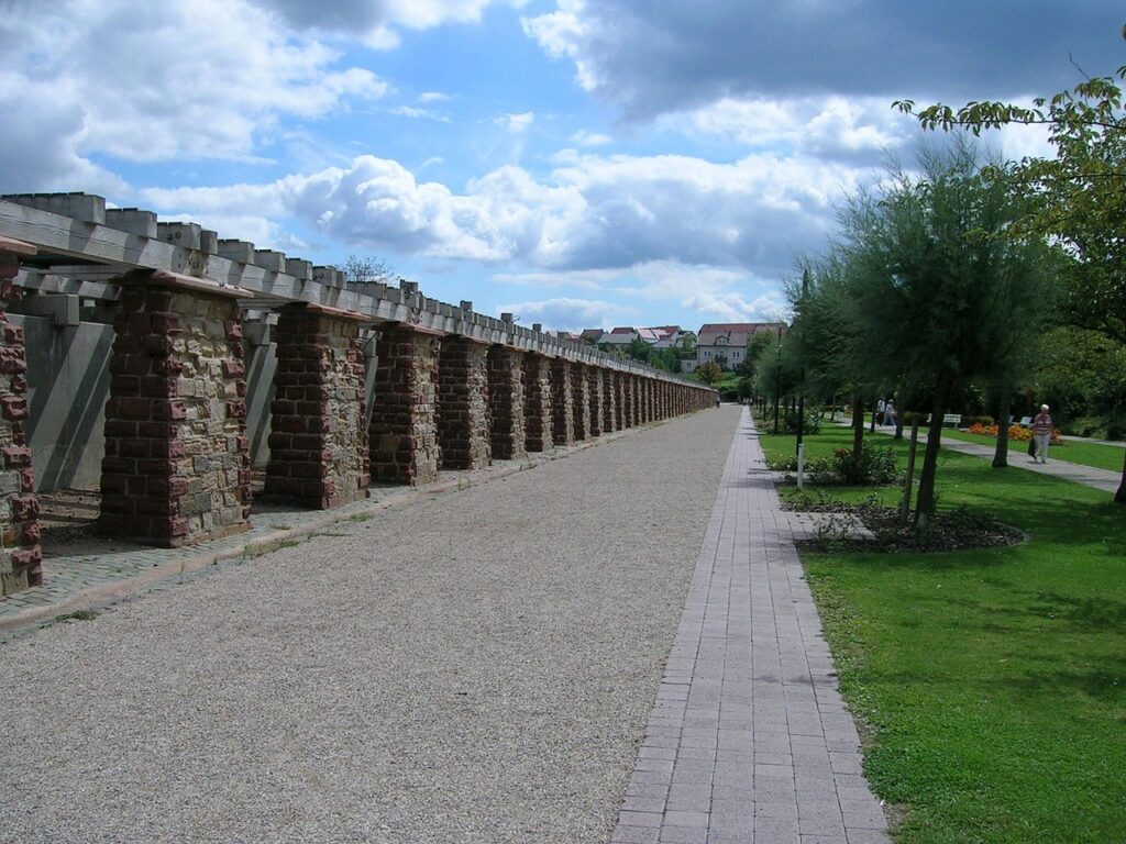 découvrez les concepts clés et les contributions majeures d'émile durkheim, pionnier de la sociologie moderne, à travers une analyse complète de ses théories et travaux.