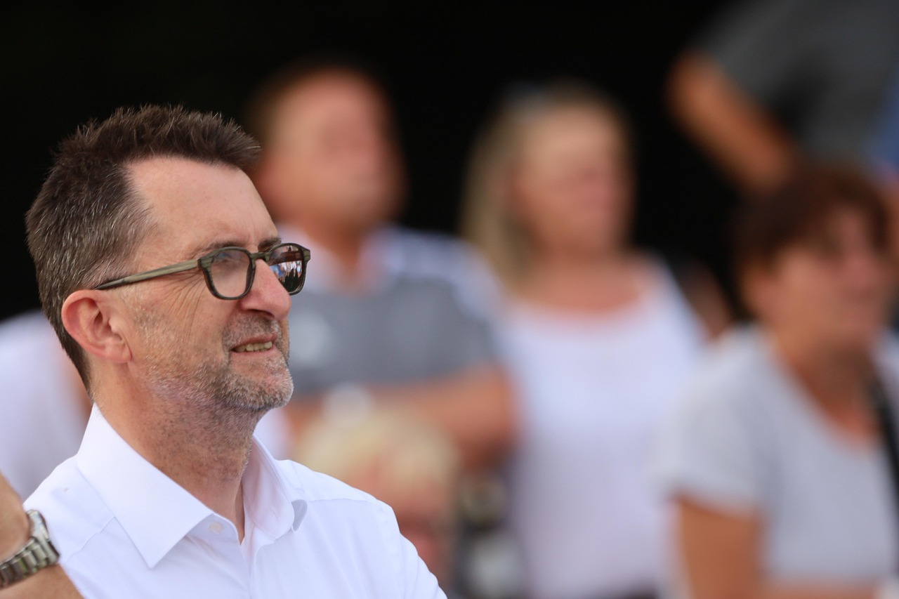 découvrez le rôle et les responsabilités du ministre de l'éducation, chargé de définir les politiques éducatives et d'améliorer le système scolaire pour tous les élèves.