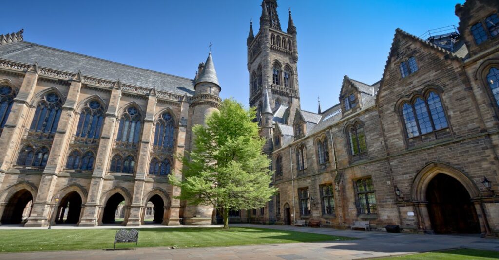 découvrez tout ce qu'il faut savoir sur le master : conditions d'admission, spécialisations, débouchés, et conseils pour réussir cette formation universitaire de haut niveau.