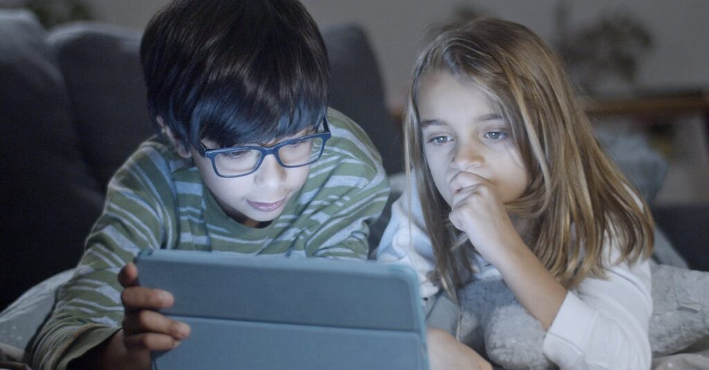 découvrez les enjeux et les outils de l'éducation aux médias : développez esprit critique, analyse et compétences numériques pour naviguer dans le monde de l'information.