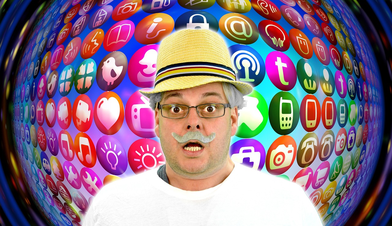 apprenez les compétences essentielles en littératie médiatique pour les seniors afin de naviguer en toute confiance dans le monde numérique et éviter les fausses informations.