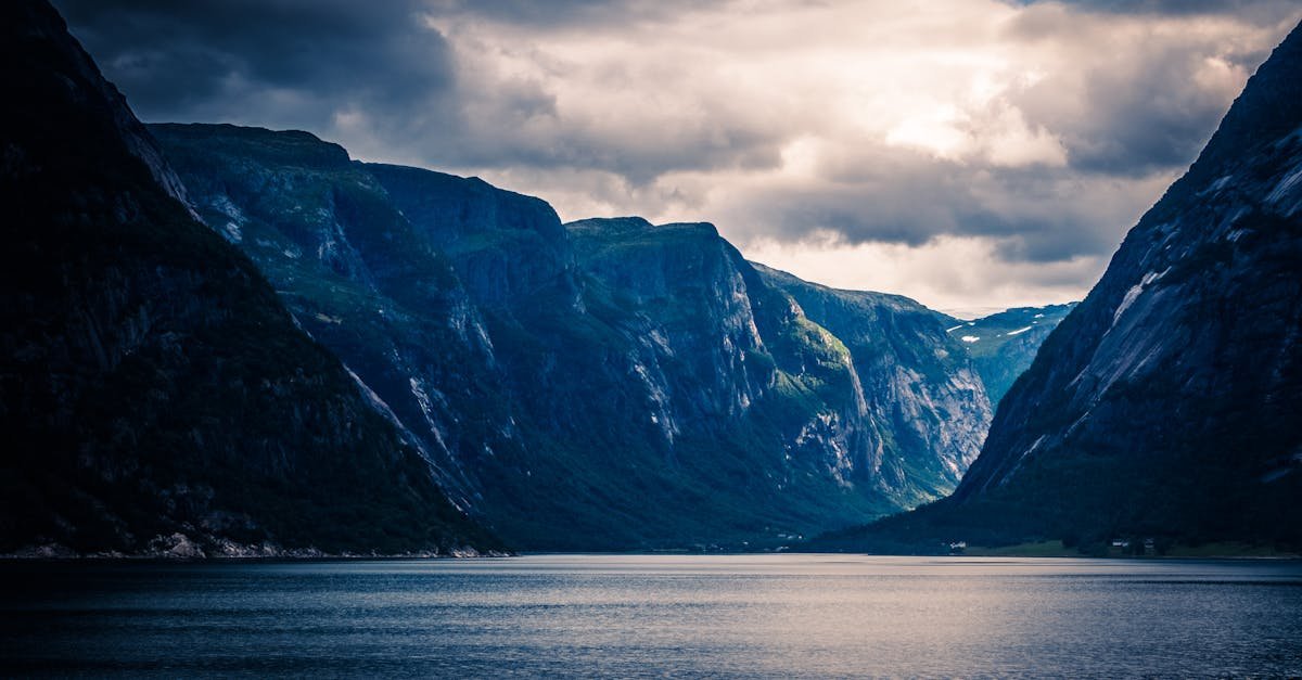 découvrez la beauté époustouflante de la norvège, entre ses fjords majestueux, ses aurores boréales envoûtantes et ses paysages naturels à couper le souffle.