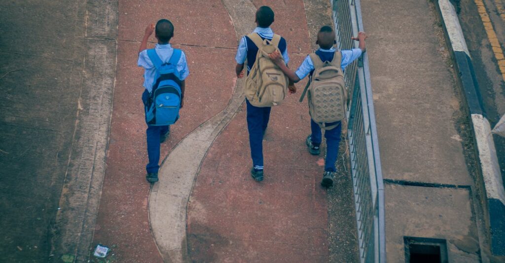 découvrez l’importance de l’éducation à la sécurité routière : conseils, outils et ressources pour sensibiliser petits et grands aux règles de circulation et prévenir les accidents de la route.