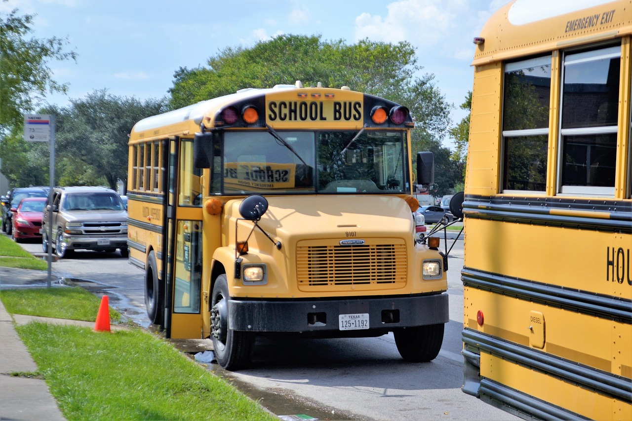 découvrez l'éducation à la sécurité routière : des connaissances essentielles pour prévenir les accidents, promouvoir les bonnes pratiques de conduite et assurer la sécurité de tous sur les routes. apprenez les règles de circulation, les comportements responsables et les stratégies pour rendre nos routes plus sûres.