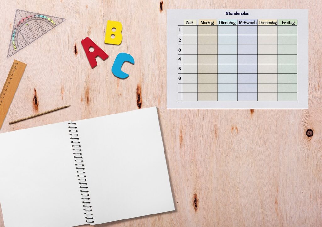 consultez l'emploi du temps scolaire pour organiser efficacement les journées des élèves et des enseignants.