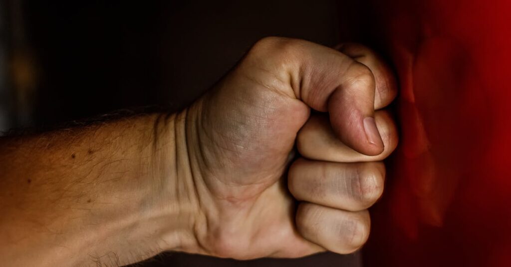 découvrez les différentes formes de violence, leurs causes, leurs conséquences sur les individus et sur la société, ainsi que les moyens de prévention et d'accompagnement des victimes.